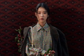 华体会app-这是一个非常具有戏剧张力的命题。它打破了传统足球强弱的认知框架，将黑马奇迹与巨星陨落浓缩在90分钟的绿茵场上。以下是为您构思的标题及文章内容