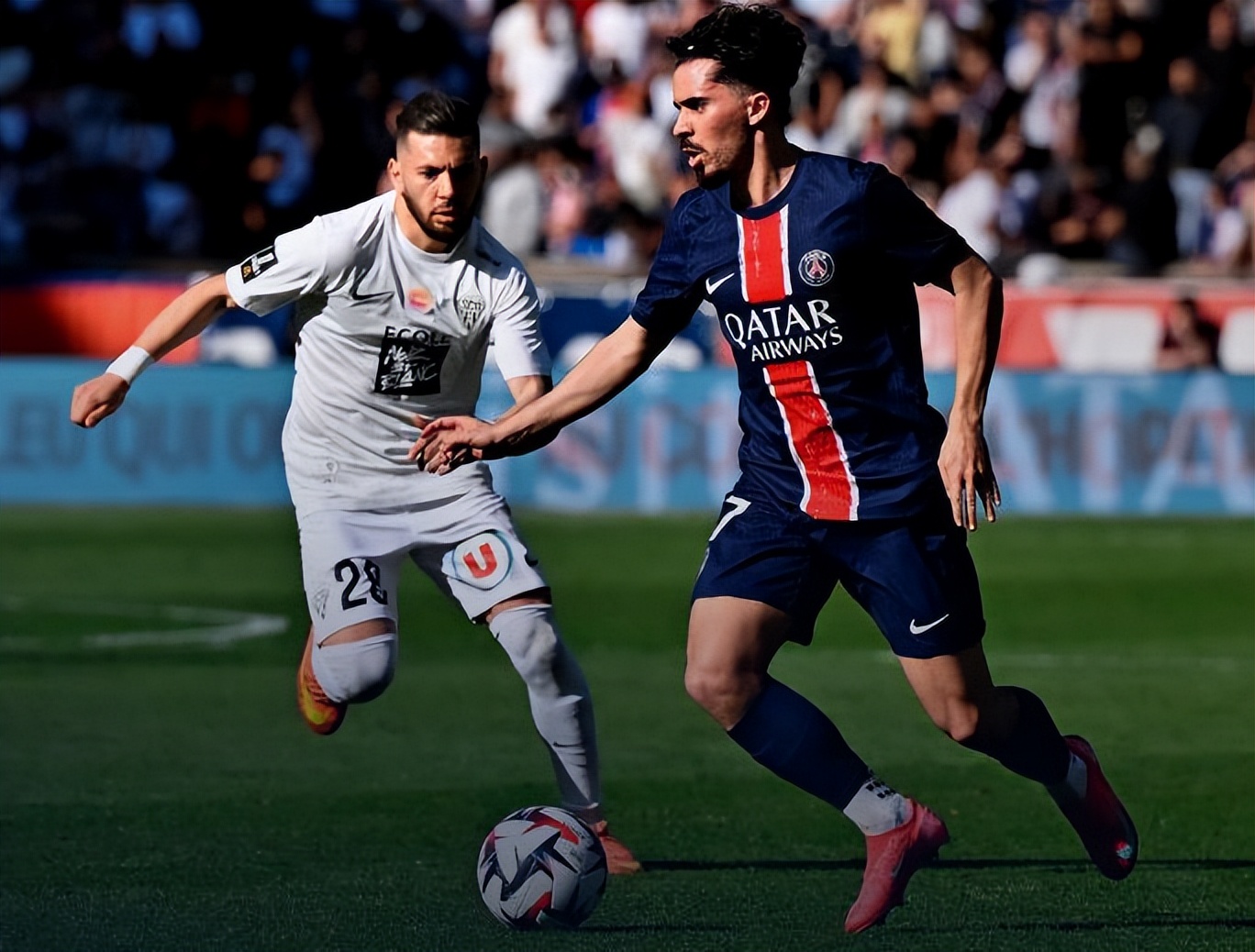 华体会官网-巴黎圣日耳曼轻取莱比锡，卡瓦尼补时绝平欧联杯  第2张