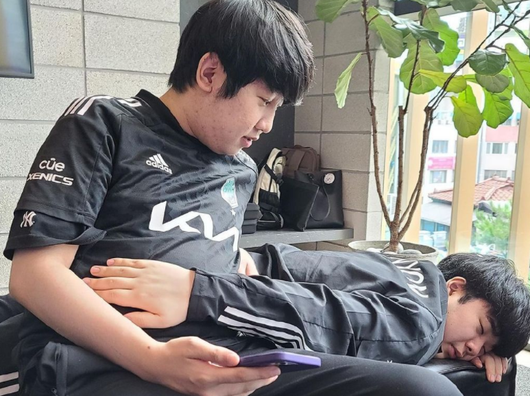 华体会-SHR翻盘DK，Faker操刀奇招英雄翻盘成都决赛之夜2:1（巴黎）的简单介绍  第2张